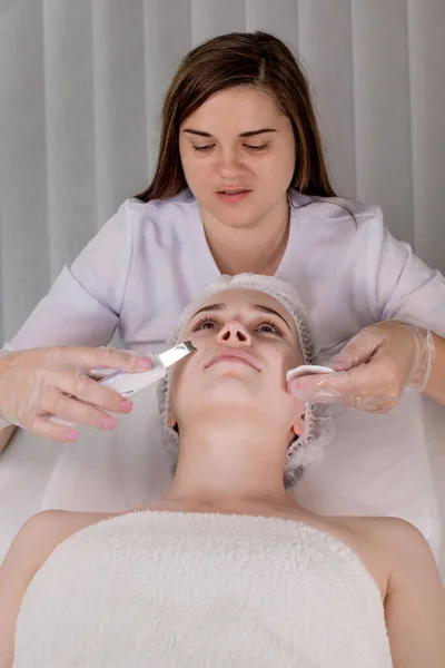 Kosmetolog Ahli Kecantikan Membuat Perawatan Wajah Dengan Spatula Ultrasonik Untuk — Stok Foto