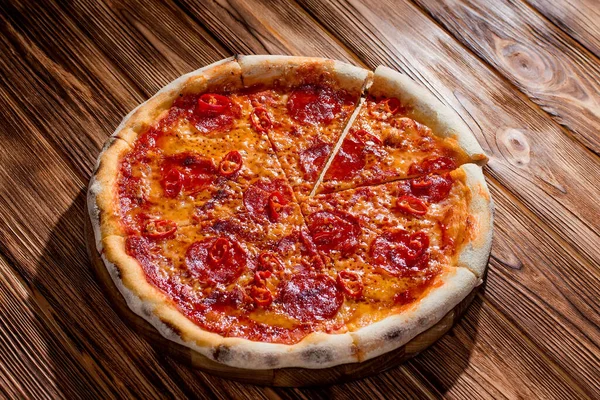 Pizza Con Salsa Tomate Mozzarella Salami Chile Miel Sobre Fondo —  Fotos de Stock