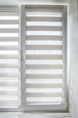 Pencere ikilisi gece gündüz çalışıyor. Kapatın perdeleri.