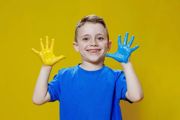 Liten Glad Pojke Med Målade Handflator Gult Och Blått Färgerna — Stockfoto