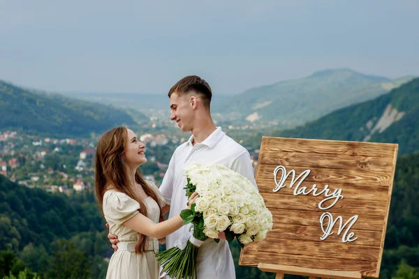 Cuplu Tânăr Fericit După Făcut Propunere Fundalul Unui Peisaj Montan — Fotografie, imagine de stoc