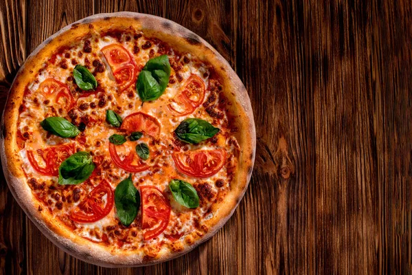 Deliciosa Pizza Fragante Con Mozzarella Tomates Albahaca Con Salsa Tomate — Foto de Stock