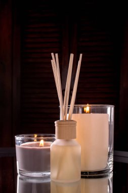 Aroma diffuser and scented candles that create coziness in the house. Romantic atmosphere. Details in the house that create coziness.