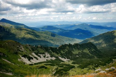 Mavi gökyüzü ve dağ manzarası. Sahne sabahın erken saatleri. Dağ doğal manzarası.