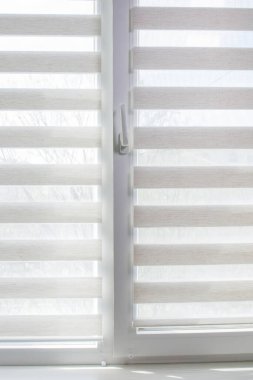 Pencere ikilisi gece gündüz çalışıyor. Kapatın perdeleri.