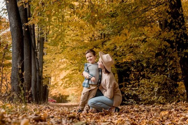 Matka Syn Parku Slunečného Podzimního Dne Rodina Oblečená Podzimním Oblečení — Stock fotografie