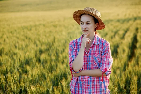 Retrato Mujer Agricultora Con Sombrero Paja Camisa Cuadros Campo Trigo —  Fotos de Stock