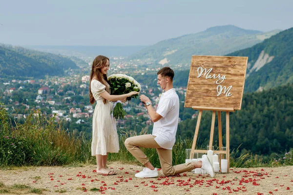 Nabídka Horách Chlápek Nasadí Nevěstu Prsten Když Stojí Kolenou Šťastný — Stock fotografie