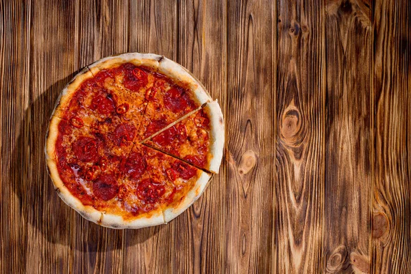 Pizza Con Salsa Tomate Mozzarella Salami Chile Miel Sobre Fondo — Foto de Stock
