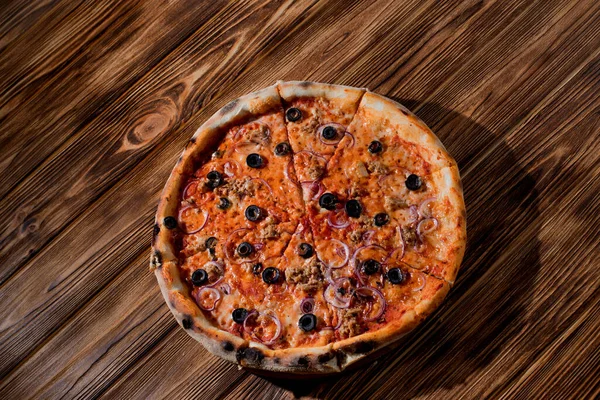 Pizza Tuna Olives Onions Mozzarella Cheese Tomato Sauce Wood Background — Foto de Stock