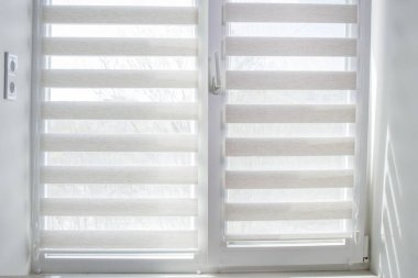 Pencere ikilisi gece gündüz çalışıyor. Kapatın perdeleri.