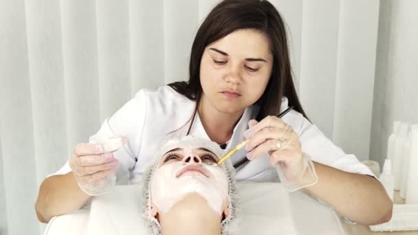 Beautician Applies Mask Skin Woman Face Therapeutic Purposes Rejuvenation Acne — Videoclip de stoc