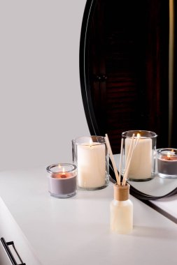 Aroma diffuser and scented candles that create coziness in the house. Romantic atmosphere. Details in the house that create coziness.