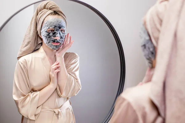 Mujer Joven Aplicando Mascarilla Baño Sonriendo Hermosa Mujer Frente Espejo —  Fotos de Stock