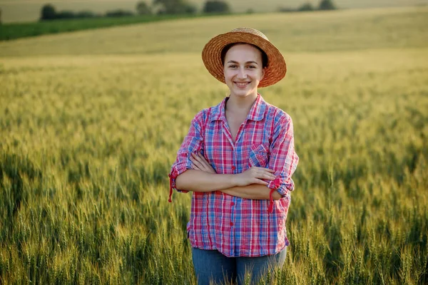 Retrato Mujer Agricultora Con Sombrero Paja Camisa Cuadros Campo Trigo — Foto de Stock