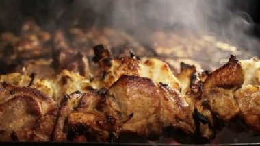 Izgaranın üstünde leziz bir domuz kebabı pişirmek, barbekü....