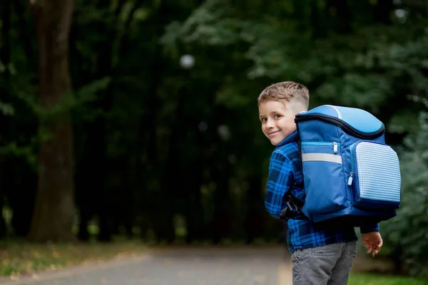 リュックを持った男の子が学校に行く 後ろの景色 一年生 — ストック写真