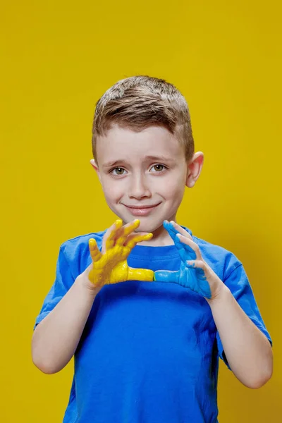 Liten Glad Pojke Med Målade Handflator Gult Och Blått Färgerna — Stockfoto