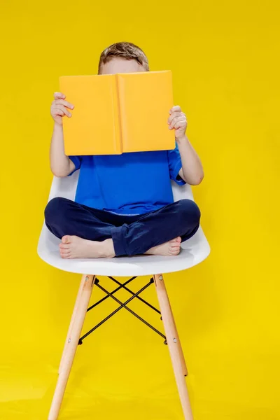 Positiver Vorschuljunge Espen Shirt Der Ein Offenes Gelbes Lehrbuch Hält — Stockfoto