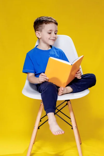 Liten Glad Blond Grönögd Pojke Gammal Snygg Blå Shirt Hålla — Stockfoto