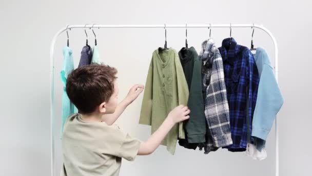 Jongen Kleuter Staan Bij Hangers Rekken Kleding Kiest Kleding Voor — Stockvideo