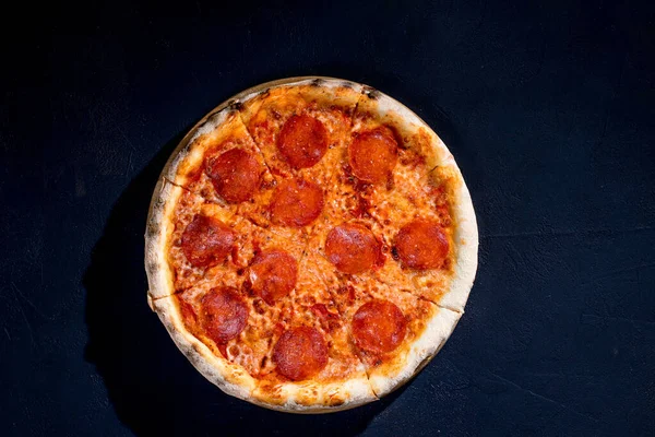 Pizza Con Salsa Tomate Mozzarella Salami Sobre Fondo Negro Vista — Foto de Stock