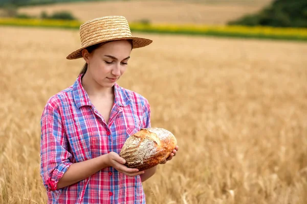 Woman Farmer Holds Organic Grain Bread Her Hands Background Wheat — Stock fotografie