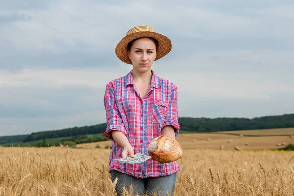 Joven Agricultor Sosteniendo Dólares Pan Campo Trigo Dorado Beneficio Agricultura — Foto de Stock