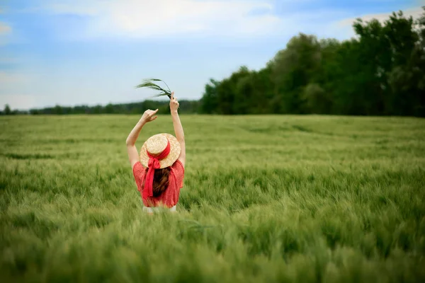 Ung Kvinna Klänning Och Hatt Grönt Fält Korn Landsbygden Lugnt — Stockfoto