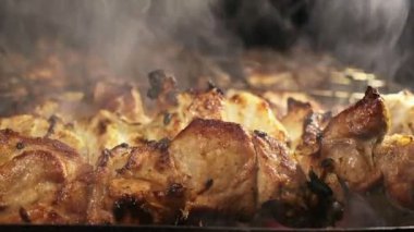 Izgaranın üstünde leziz bir domuz kebabı pişirmek, barbekü....