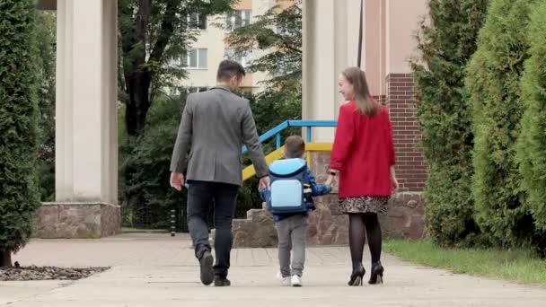 Mamma Papà Genitori Portano Bambino Scuola Salutano Salutano Tengono Mano — Video Stock