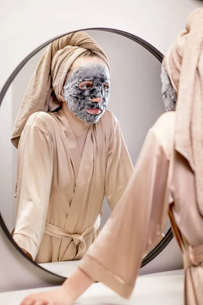 차려입은 여성은 얼굴을 깨끗이 수분을 마스크를 화장품 — 스톡 사진