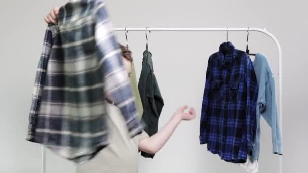 Niño Preescolar Pie Junto Las Perchas Acumula Ropa Elige Ropa — Vídeos de Stock