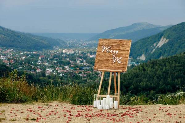 Romantic Location Mountains Proposal Hand Heart Wooden Easel Inscription Marry — ストック写真