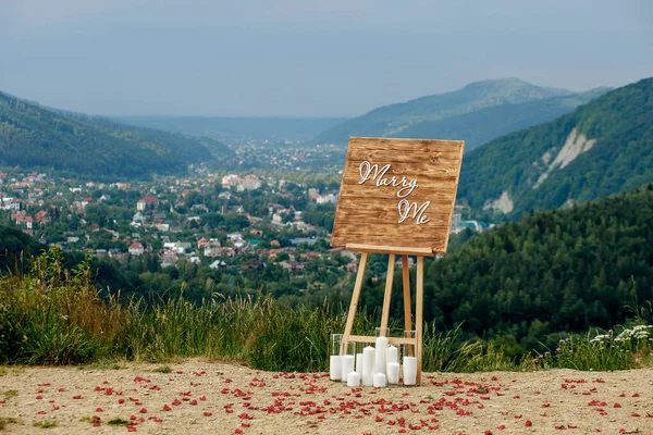 Romantic Location Mountains Proposal Hand Heart Wooden Easel Inscription Marry — 图库照片