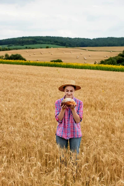 Женщина Фермер Держит Руках Органический Зерновой Хлеб Фоне Пшеничного Поля — стоковое фото