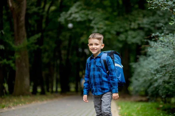 Portret Van Een Eerstejaars Met Een Rugzak Jongen Gaat Naar — Stockfoto