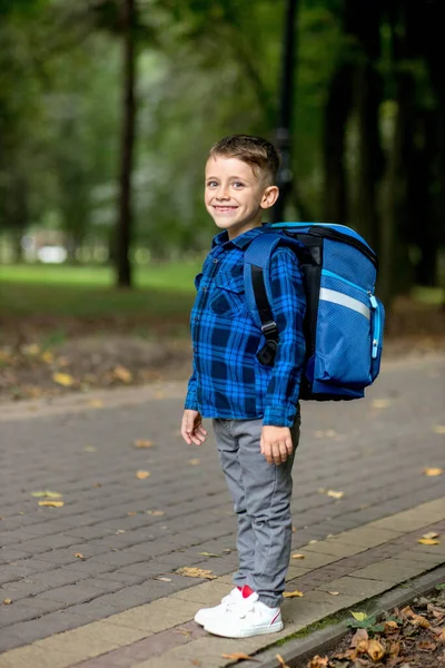 Portret Van Een Eerstejaars Met Een Rugzak Jongen Gaat Naar — Stockfoto