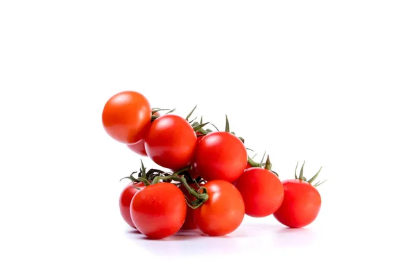 Ramo Tomates Cereja Frescos Com Hastes Verdes Isolados Fundo Branco — Fotografia de Stock