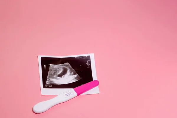 Φωτογραφία Από Υπερηχογράφημα Και Τεστ Εγκυμοσύνης Παστέλ Ροζ Φόντο Θετικό — Φωτογραφία Αρχείου