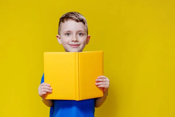 Positiv Förskolepojke Blå Shirt Med Öppen Gul Copybook Gul Bakgrund — Stockfoto