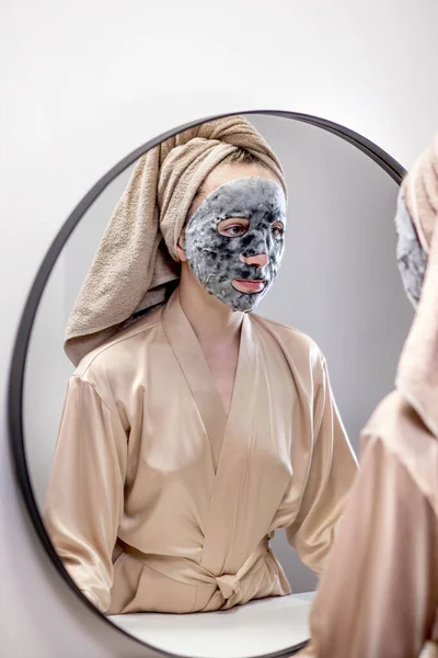 Wanita Muda Mengenakan Masker Wajah Kamar Mandi Dan Tersenyum Wanita — Stok Foto