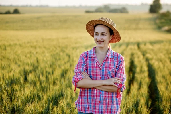 Retrato Mujer Agricultora Con Sombrero Paja Camisa Cuadros Campo Trigo —  Fotos de Stock