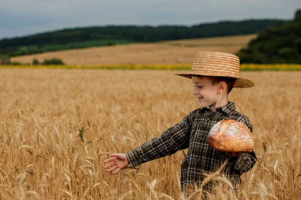 Little Boy Straw Hat Shirt Held Out His Handing Bread — Foto de Stock