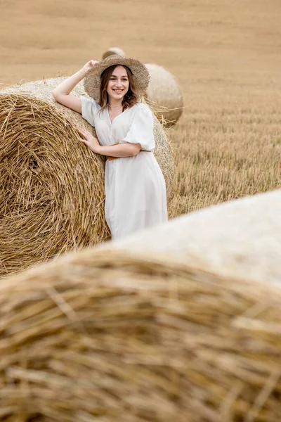 Young Woman Dress Hat Posing Field Hay Bales Woman Haystack — Foto de Stock