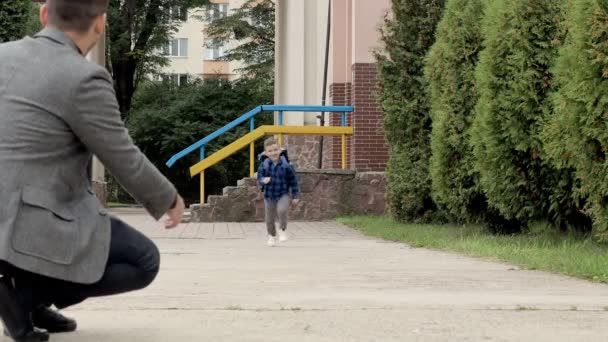 Хлопчик Біжить Батька Обіймає Його Батько Зустрічає Сина Після Школи — стокове відео