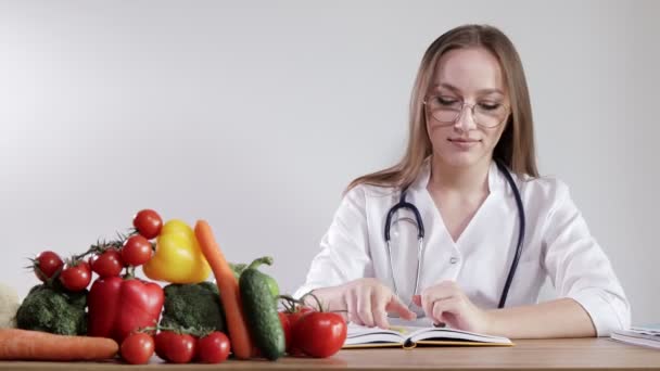 Nutrizionista Prescrive Una Dieta Sana Paziente Nutrizionista Scrive Una Prescrizione — Video Stock