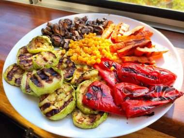 Mısır kabaklı havuç biberli ızgara sebze.