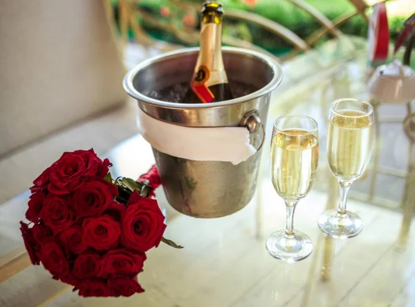 Schöner Hochzeitsstrauß Mit Rosen Und Champagner Kelch — Stockfoto