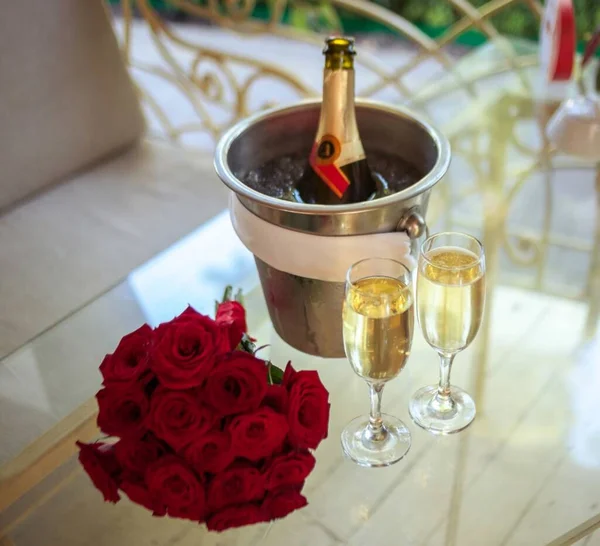 バラとシャンパンゴブレットの美しいウェディングブーケ — ストック写真